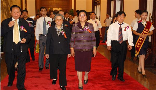 全國政協副主席錢正英（左一）、十五屆中央委員顧秀蓮（左三）、國務院扶貧主任，政協常委胡富國（左一）、北方汽車專修學校曹振峰董事長（右一）在人民大會堂共同出席北方學校七千萬扶貧工程